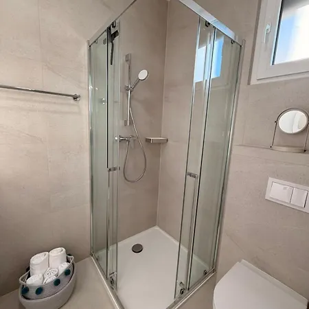 Grand Romansa - A New Apartment, Walking Distance To The 扎达尔