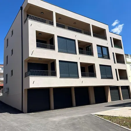 Grand Romansa - A New Apartment, Walking Distance To The Apartman