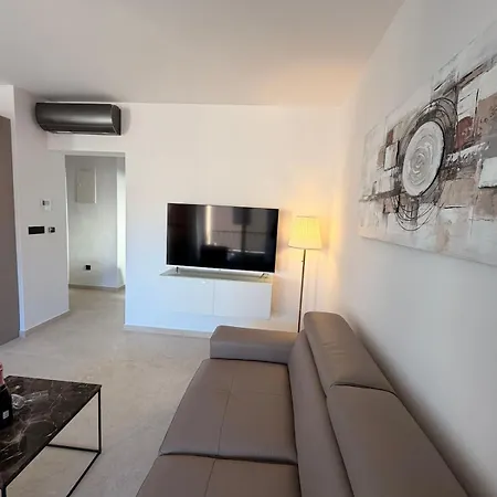 Grand Romansa - A New Apartment, Walking Distance To The Apartman